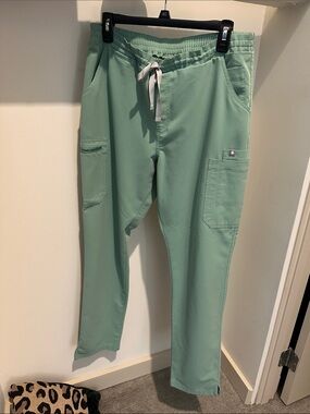 Figs Women's Cargo Scrub Pants - Sage Green